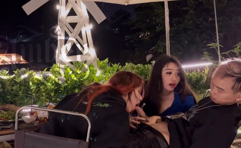 nhảy tik tok sex Ngồi cafe chill chill được em người yêu và bạn thân thi nhau bú mút